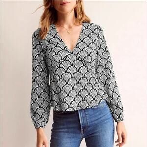 Boden Blossomy V-Neck Peplum Top Sz 2 Black Floral Patterned 100% cotton